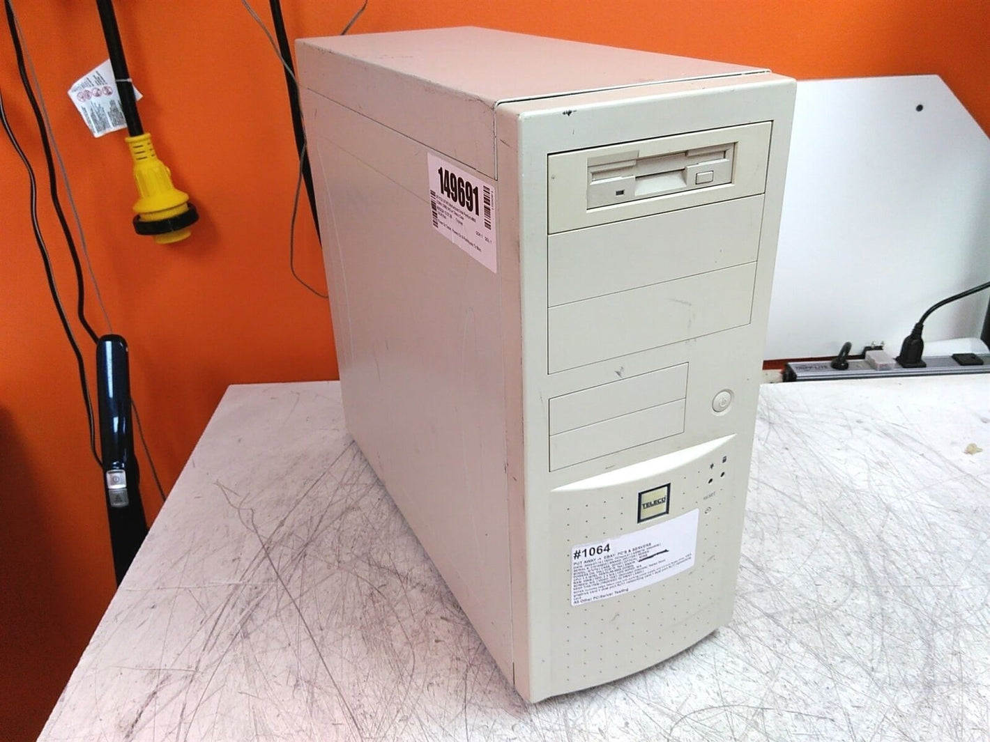 DFI ITOX G7VP2 Motherboard Intel Pentium-MMX 233MHz 32MB 0HD w/ Beige ATX Case